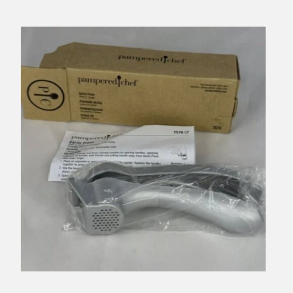 Pampered Chef Garlic Press #2576 NIB Silicone Coated Aluminum with Cleaning Tool - Picture 1 of 4